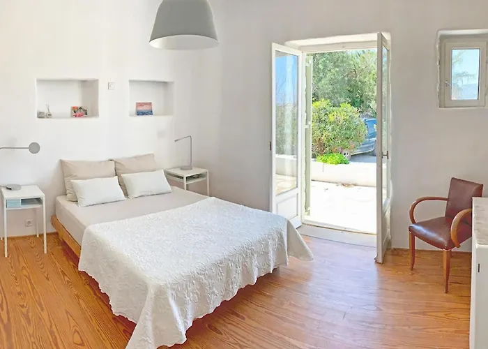 Joy In Ampelas Paros * Isterni (Paros)